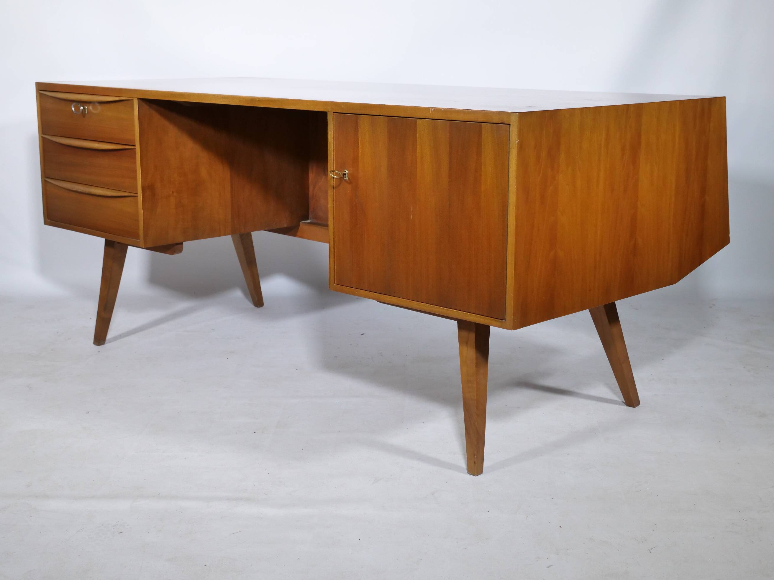 Bureau de direction en noyer, années 1960