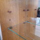 Vitrine murale en placage chêne vintage