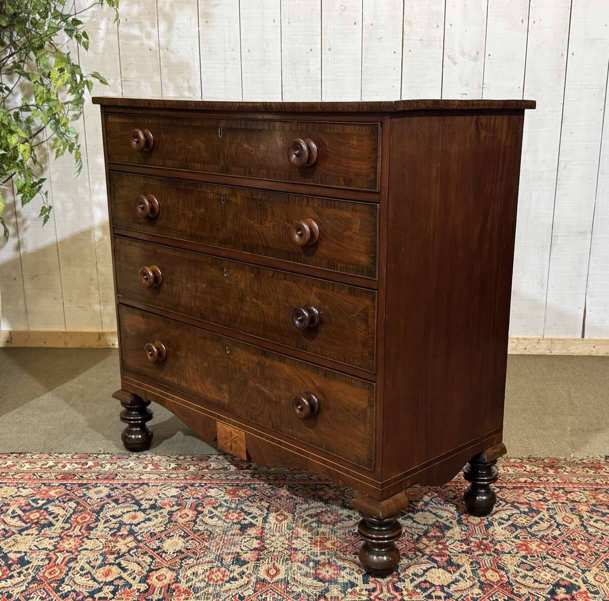 Victorian English commode from the 19th century in mahogany.