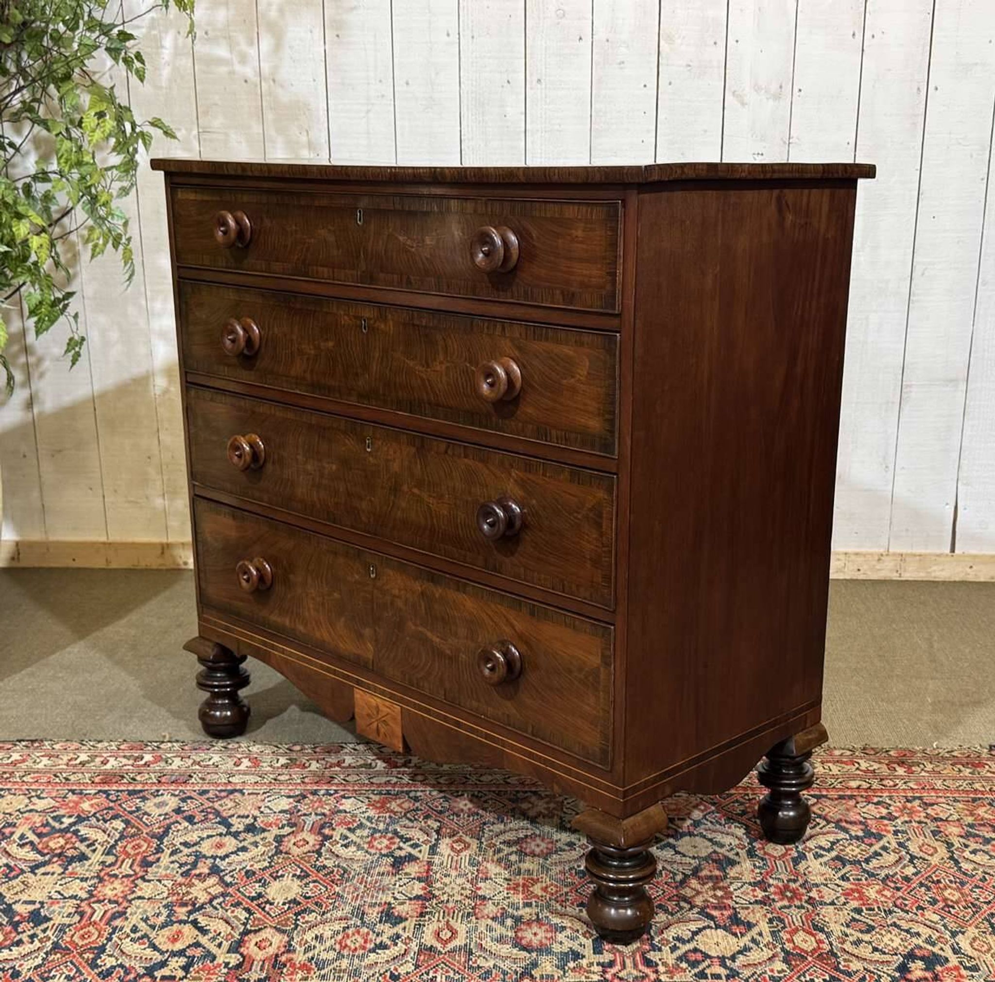 Victorian English commode from the 19th century in mahogany.