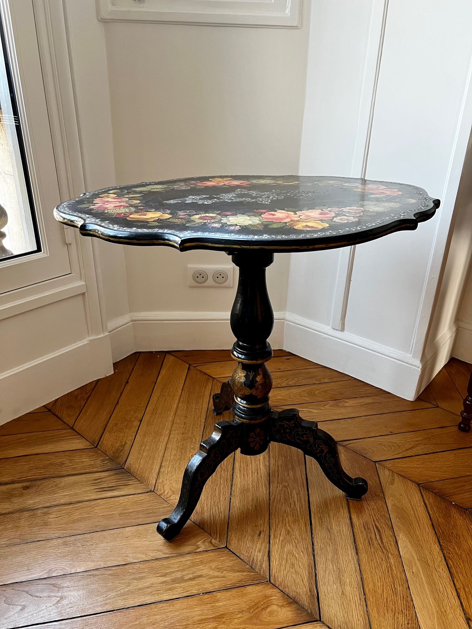 Gueridon bois laque noir Napoleon lll