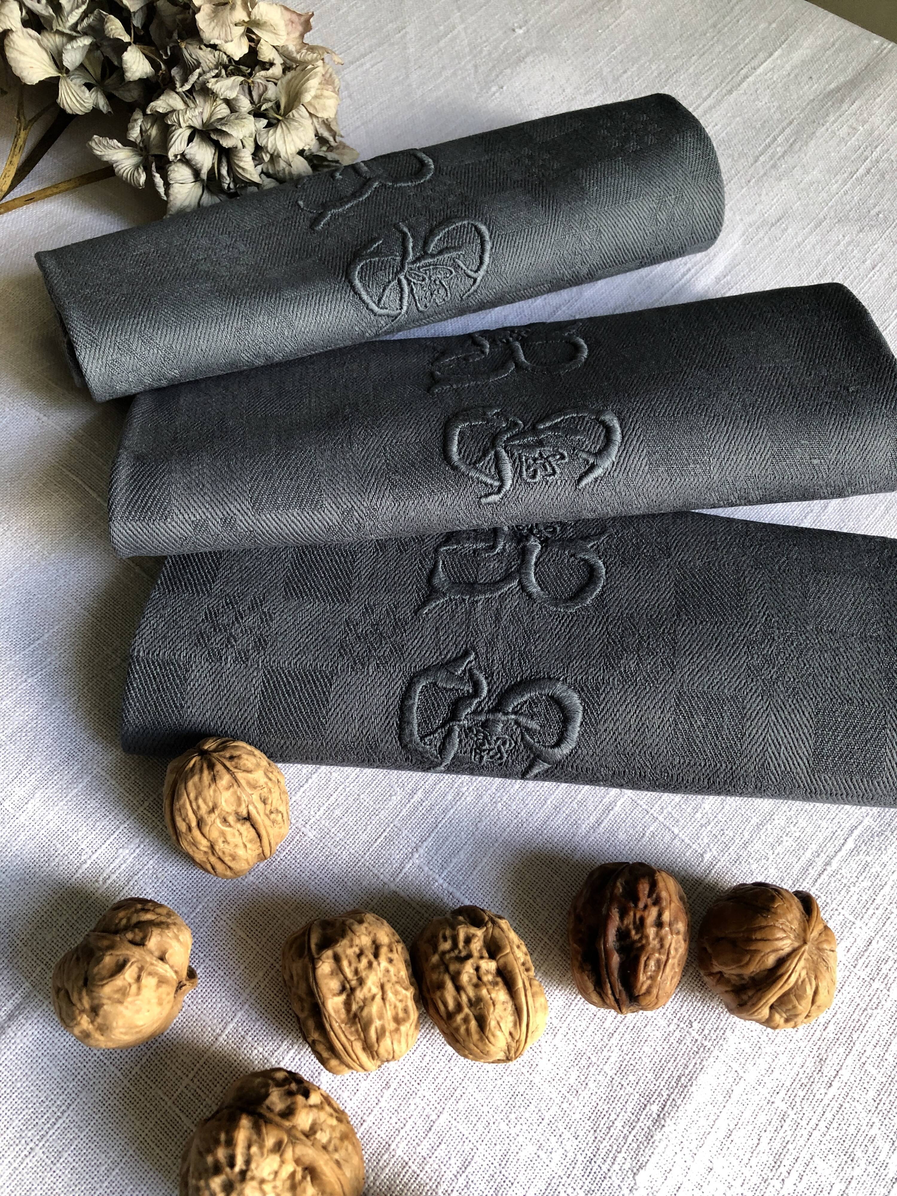 Suite of four napkins tinted in smoke grey