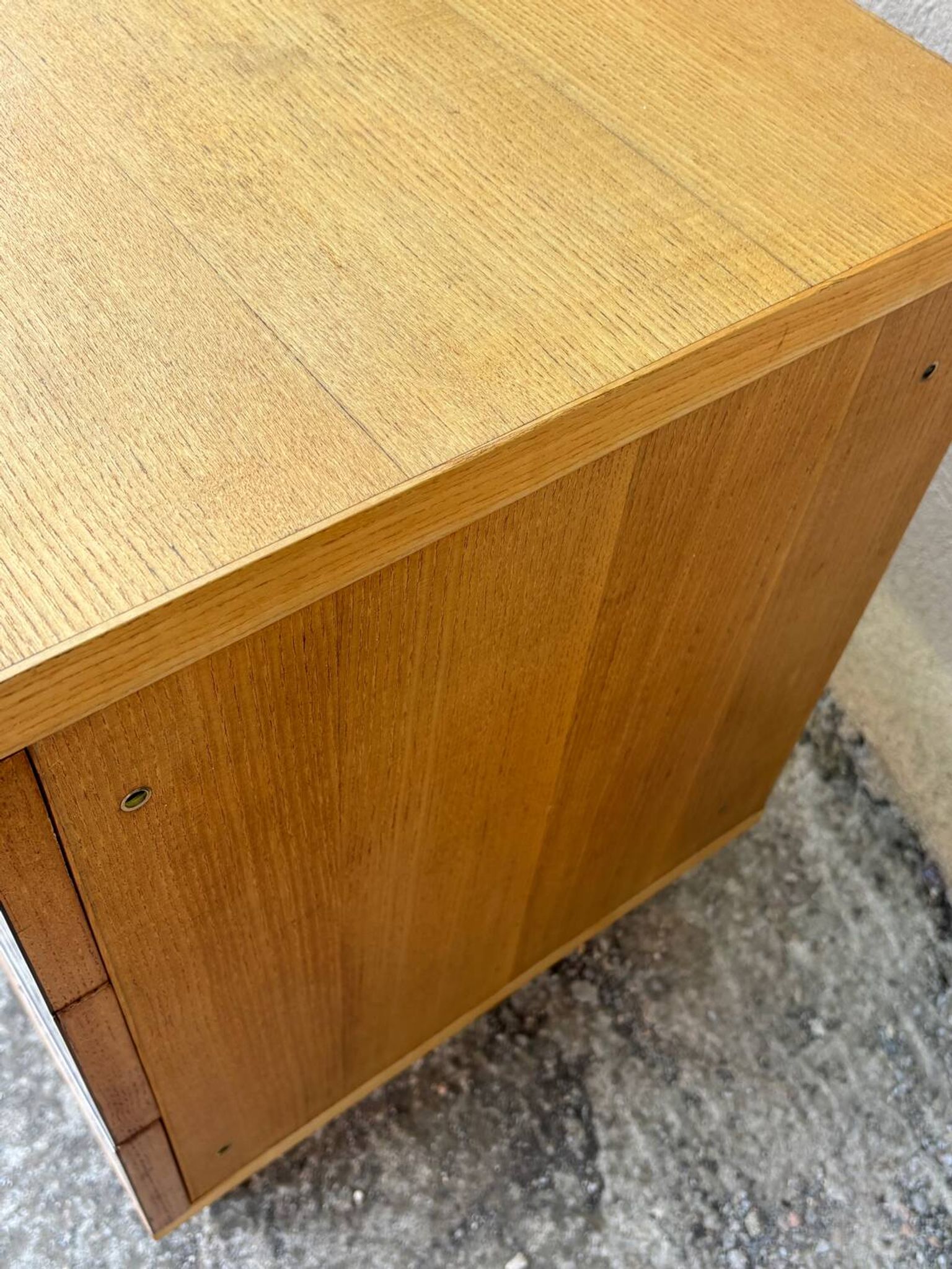 Commode années 70 chêne, laiton et placage blanc cassé