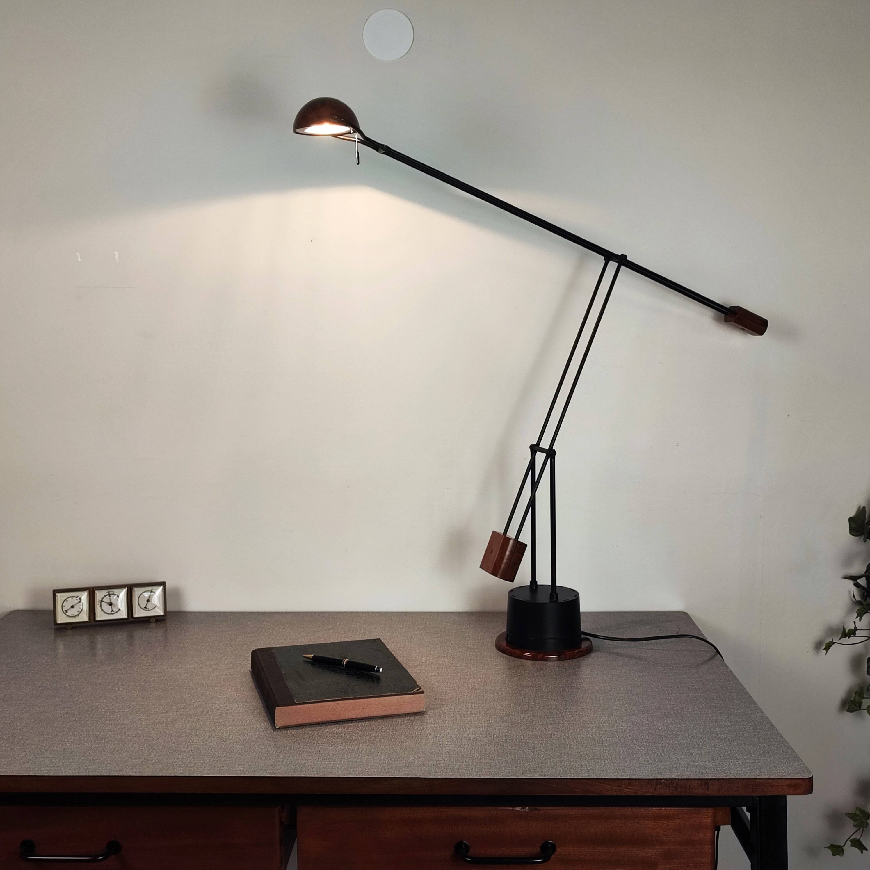 Swing desk lamp