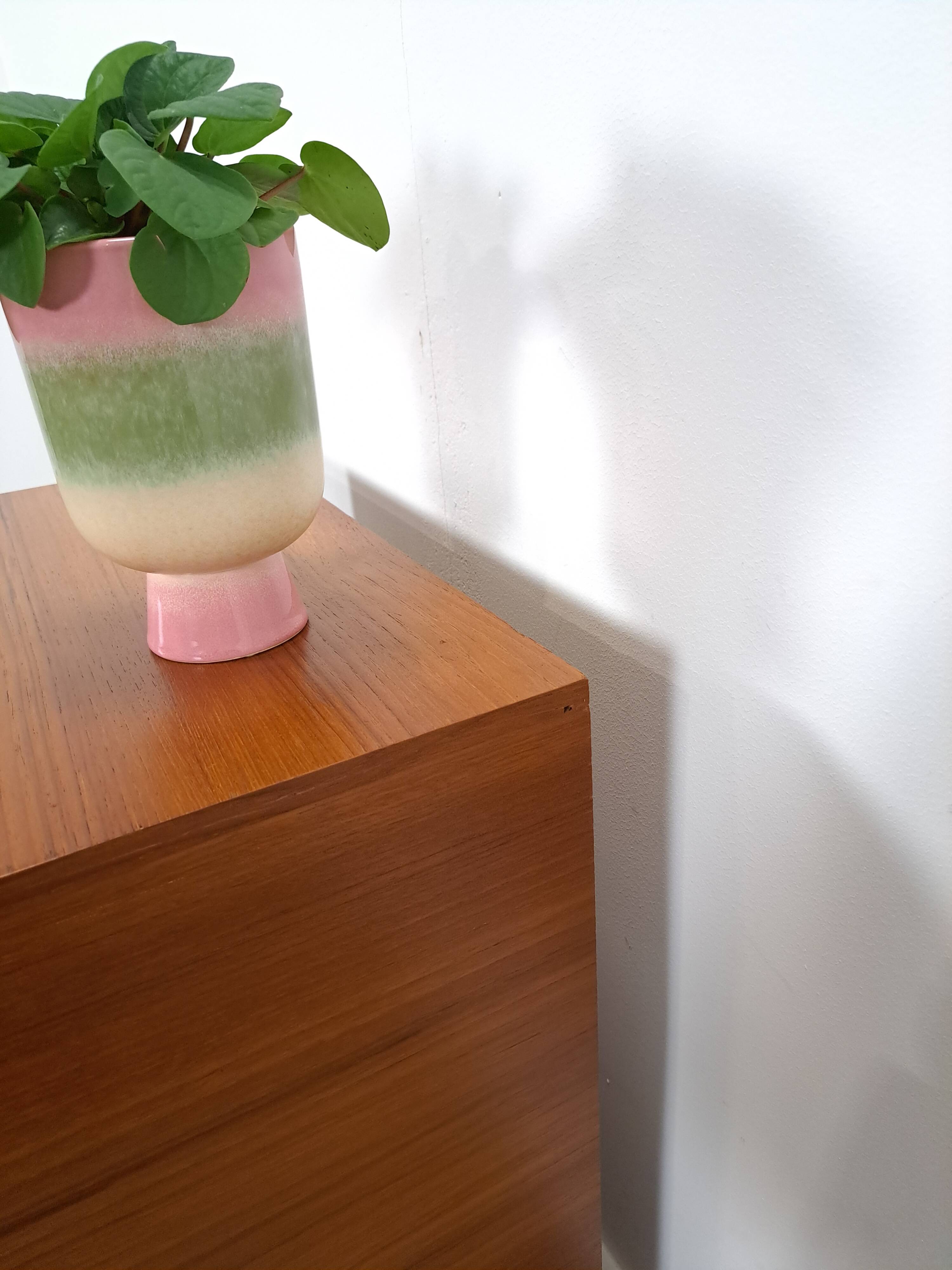 Schoenenkast met zwarte ronde grepen, nr. 2