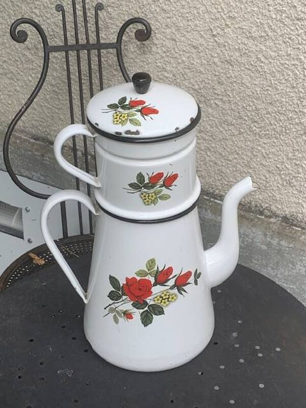 Cafetière, en fer emaillee a motifs de roses rouges et fleurs blanches, avec filtre, ancienne