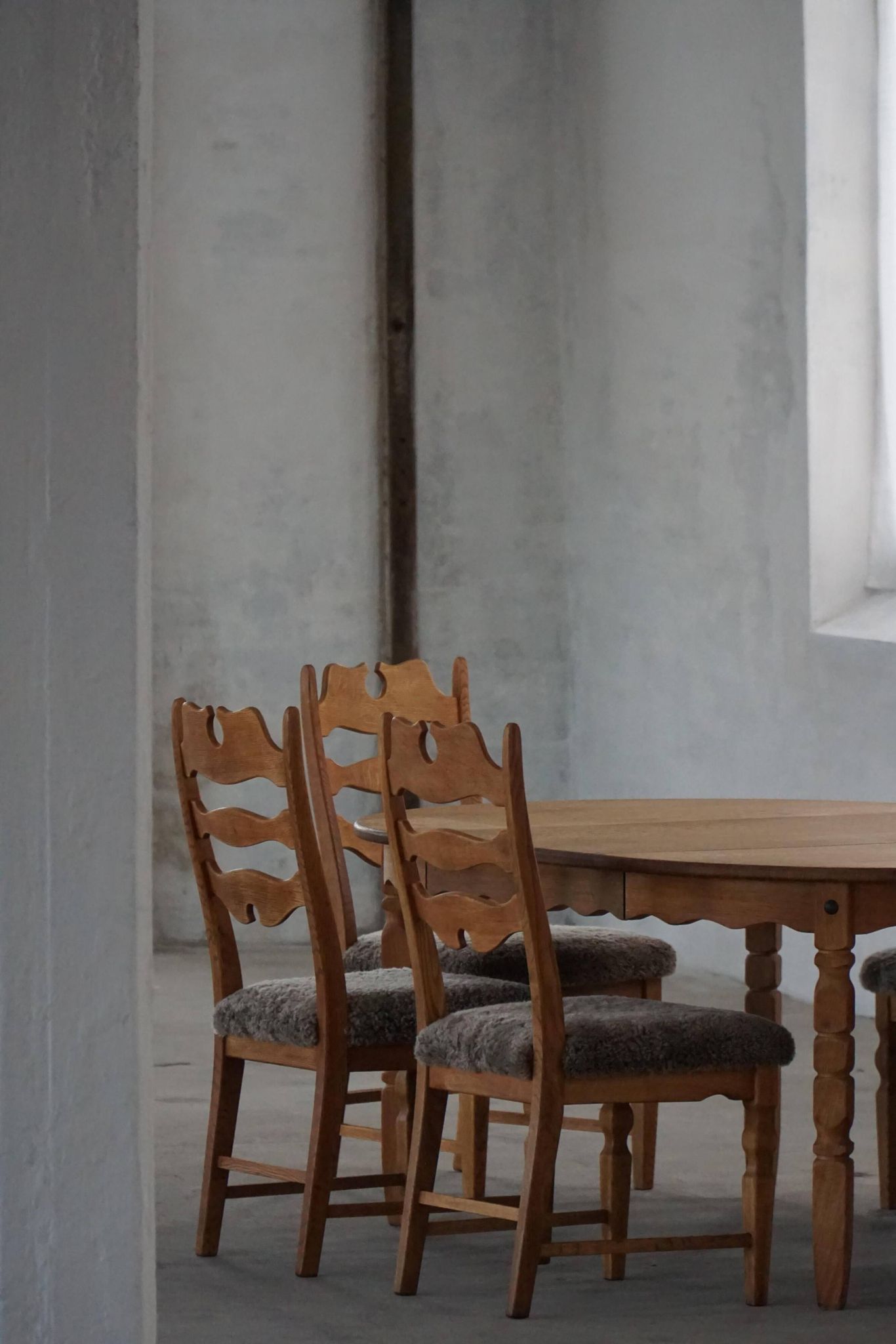 Denmark mid-century, set of 8 oak and lambswool chairs, Henning Kjærnulf, 1960s