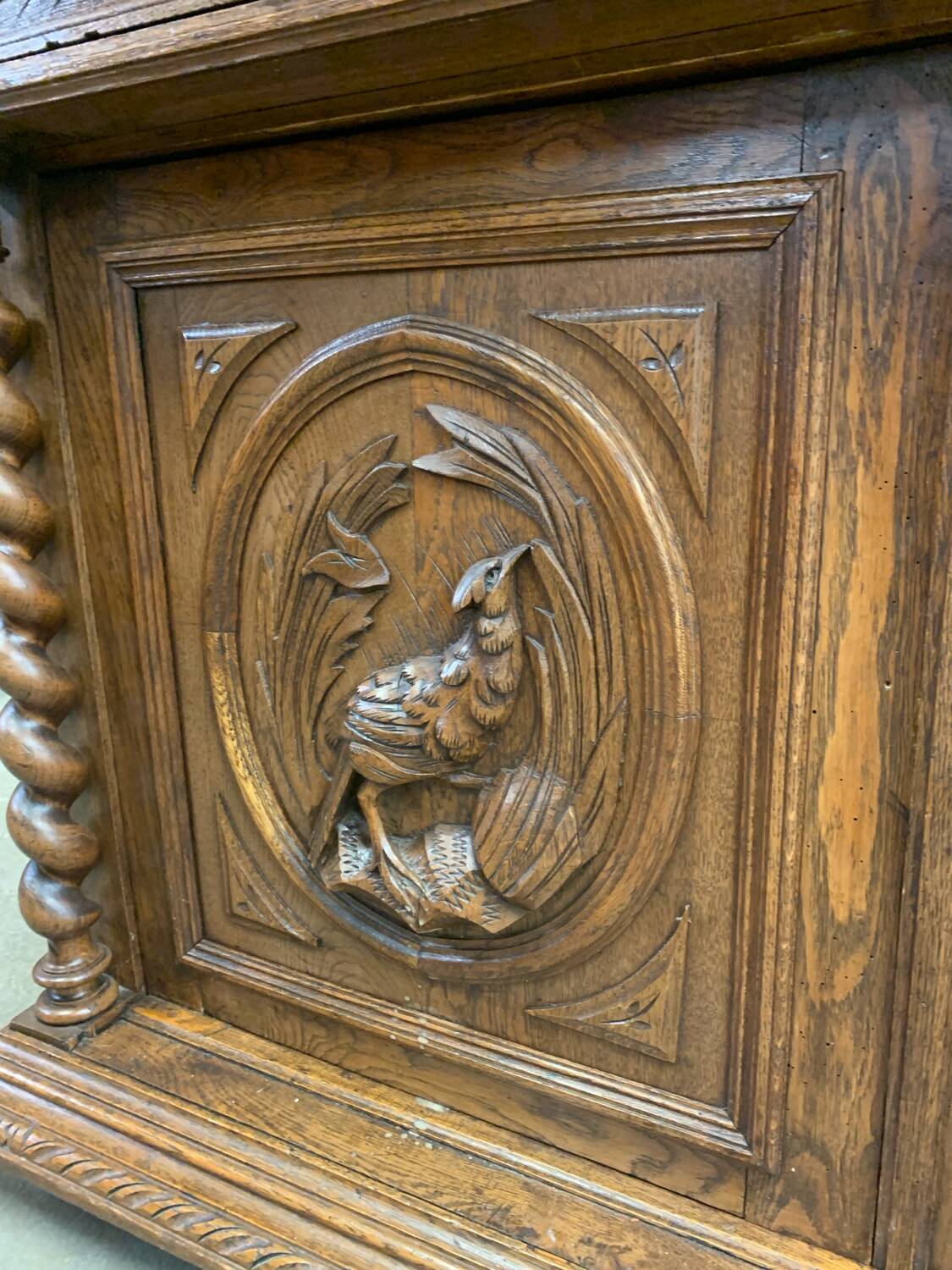 Buffet 2 corps de chasse en bois tourné et sculpté, vers 1900