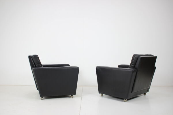 fauteuils Finlande En cuir Du Milieu Du Siècle, Années 1970.