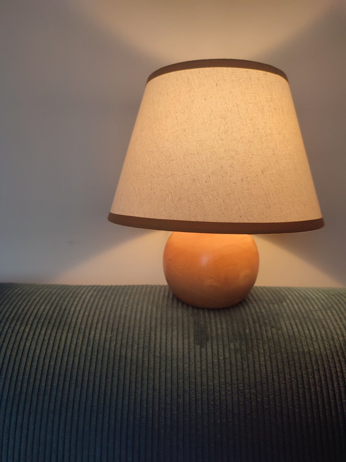 Wooden ball foot lamp