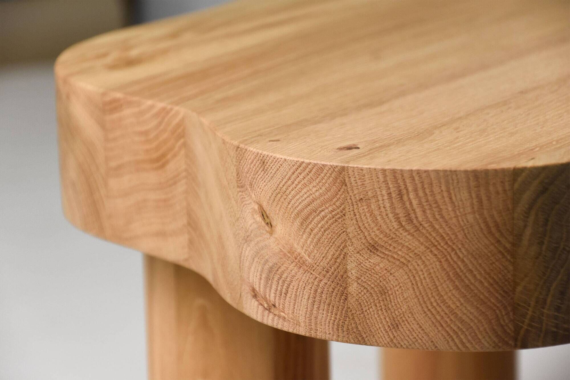 Table basse massive en chêne - bout de canapé style organique naturel