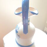 Ceramic pourer with flat bottom and pinched nose