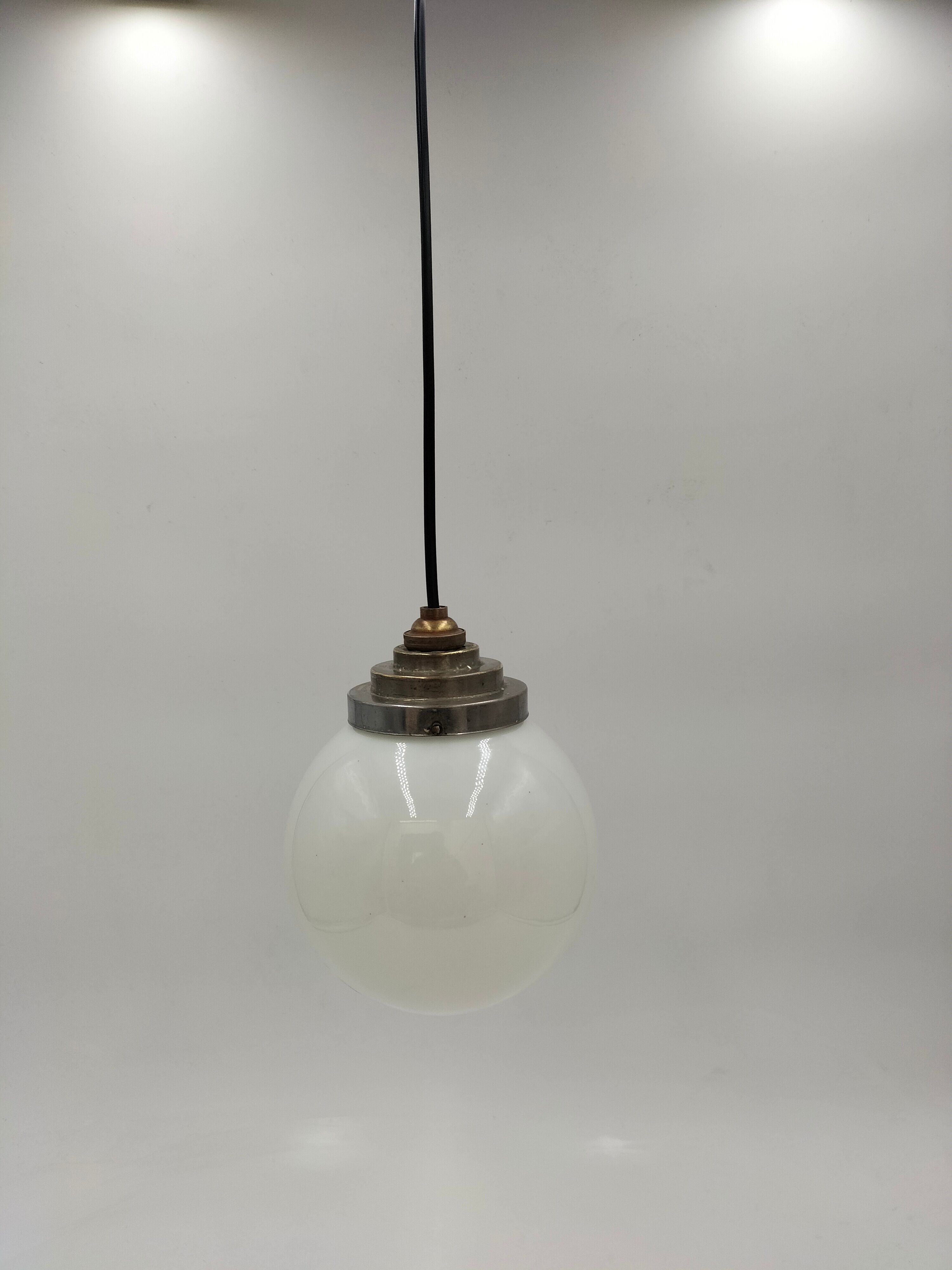 Suspension ball opaline