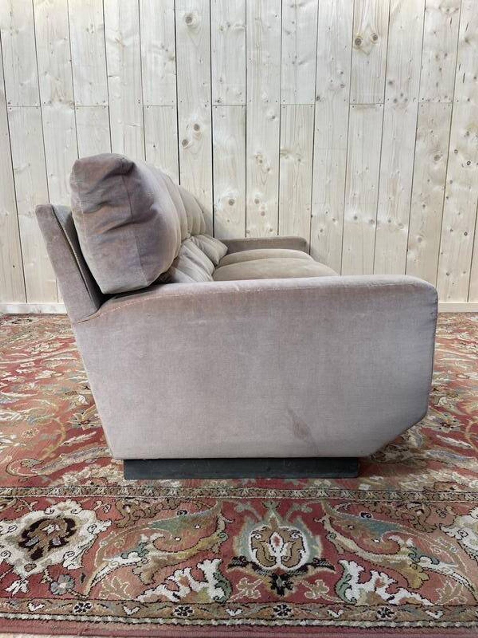 Canapé en velours beige époque 1980
