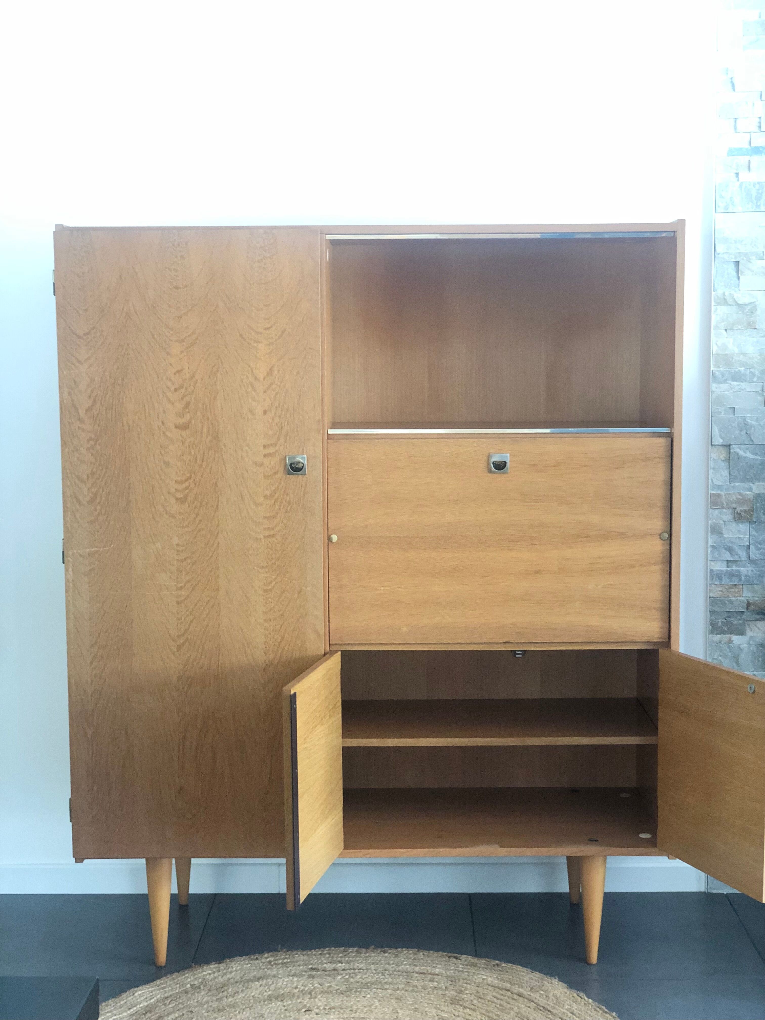 Wardrobe secretary