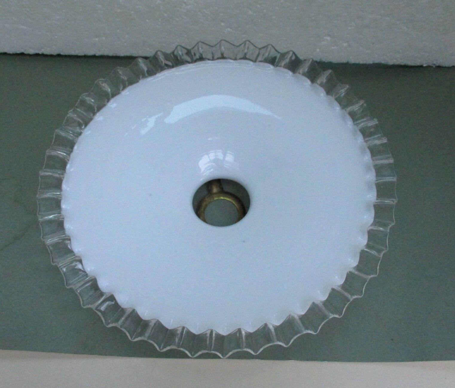 Suspension with serrated opaline lampshade