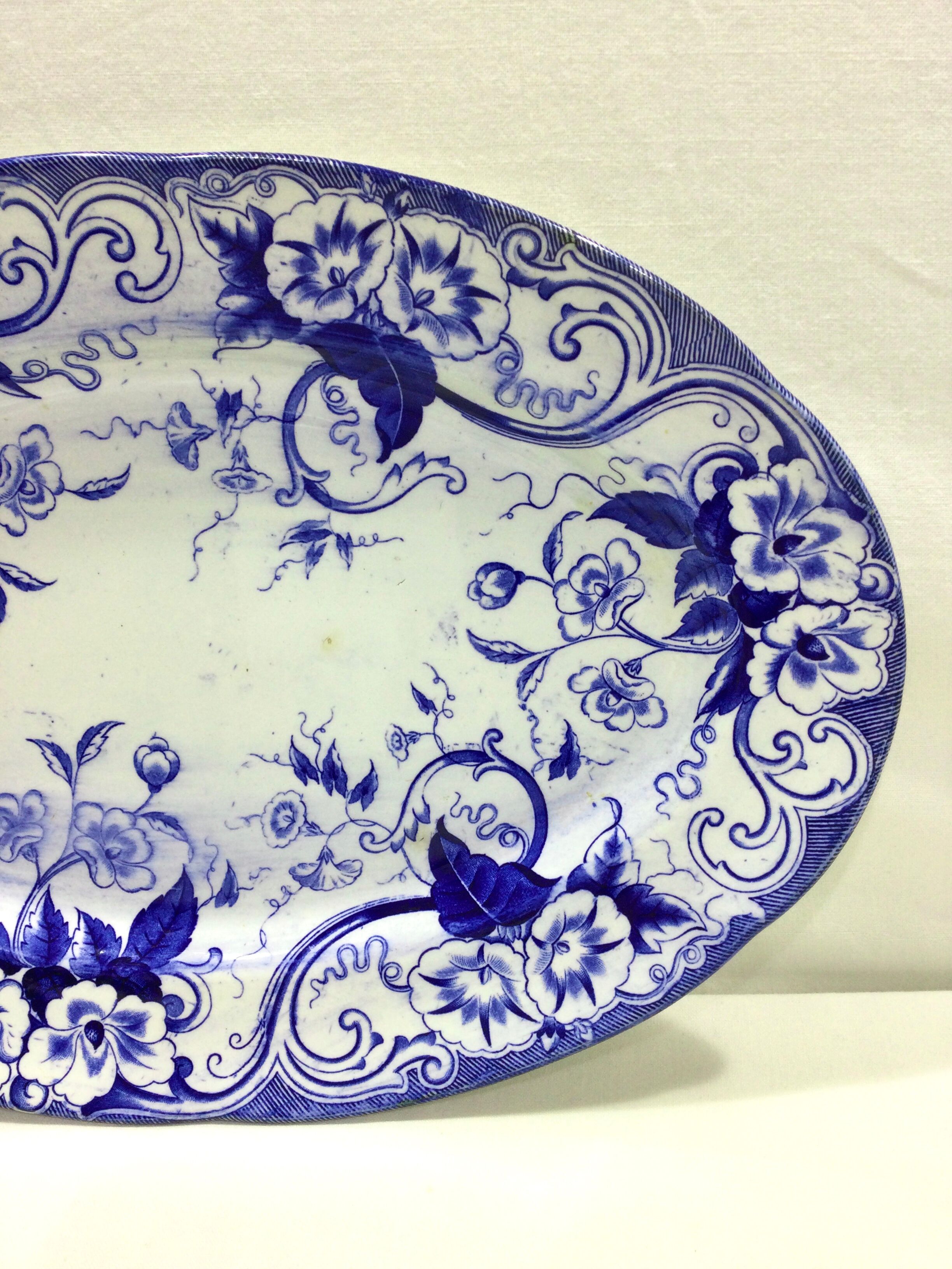 Creil and Montereau - Oval flat in faience model Flora