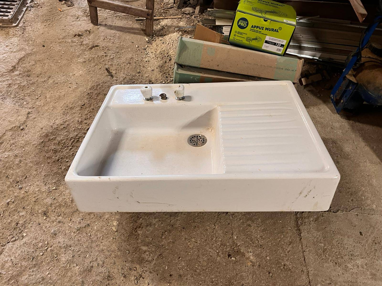 Ceramic sink with drainer