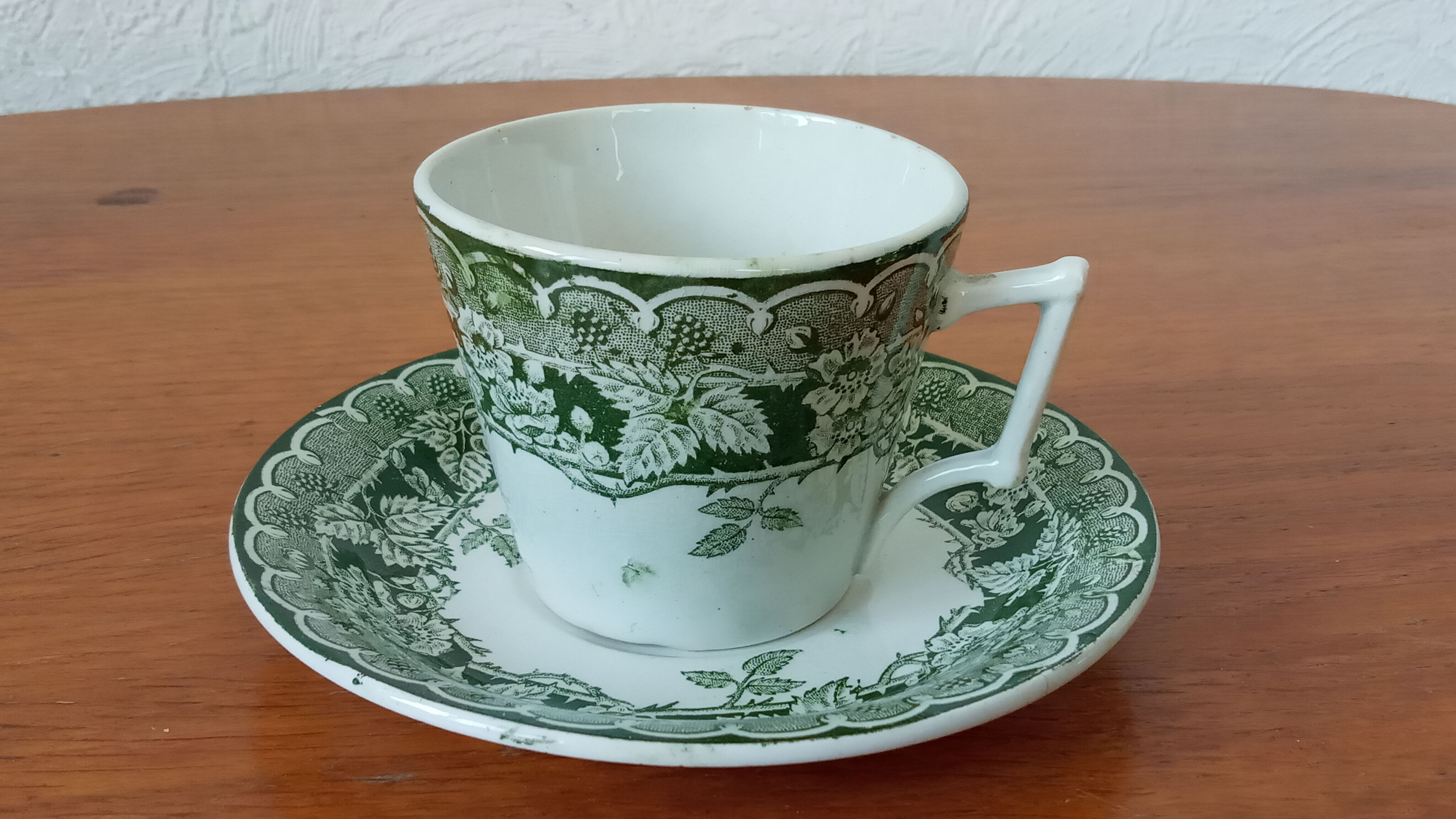 Four coffee cups in iron earth of Saint Amand