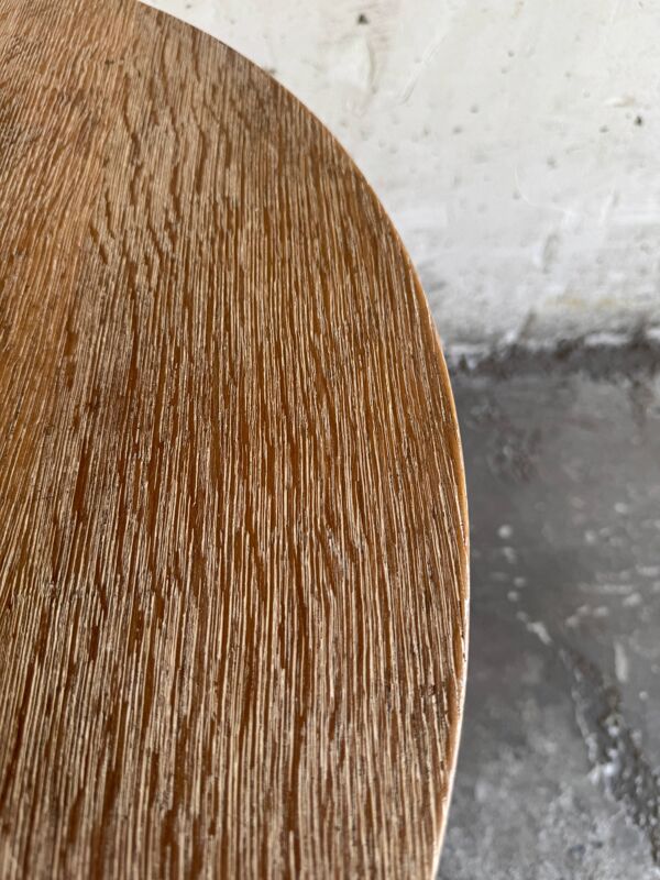 Table d'appoint ronde Art Déco en chêne clair patiné avec étagère inférieure, design géométrique à trois pieds