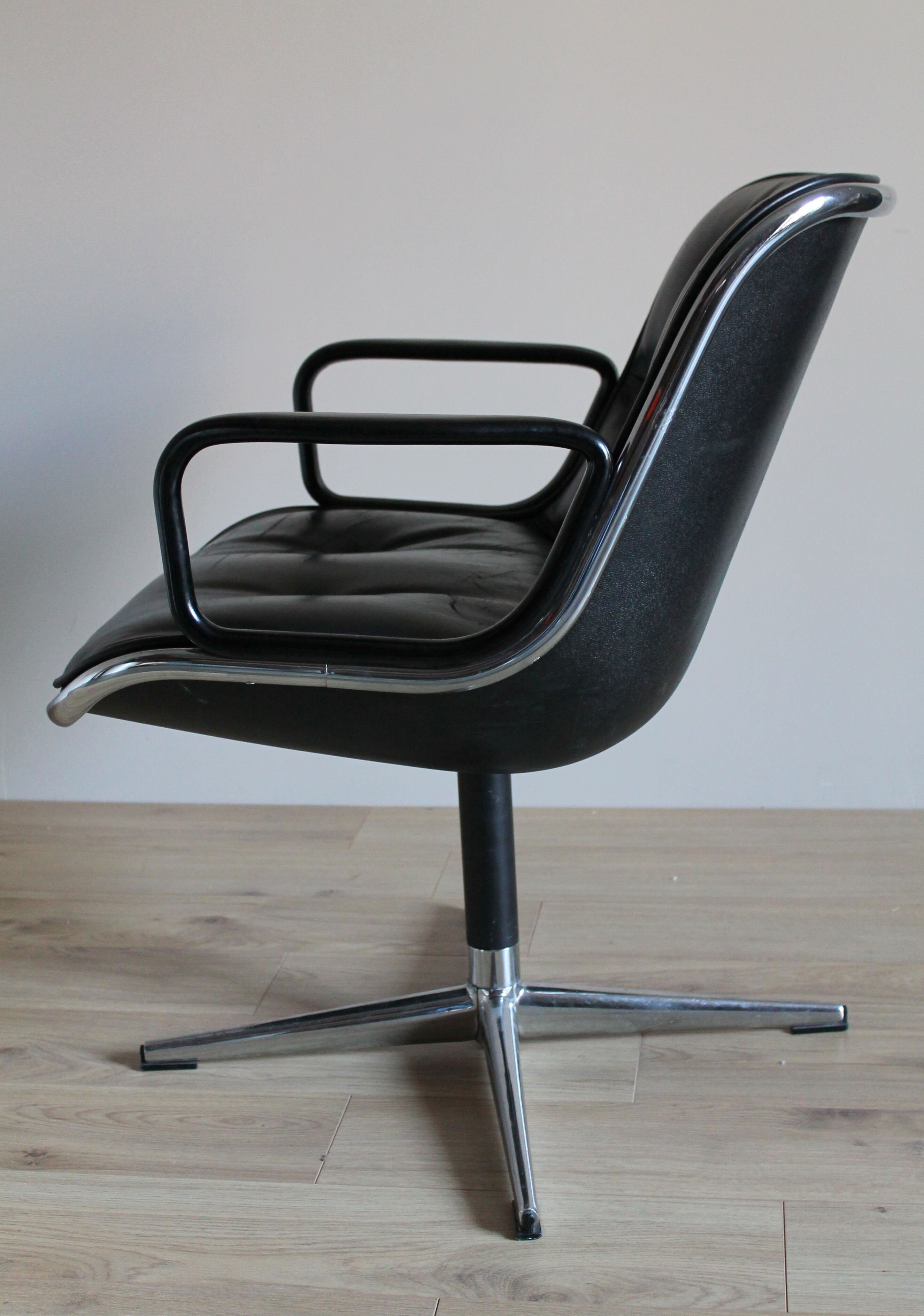 Fauteuil cuir de Charles Pollock 1970