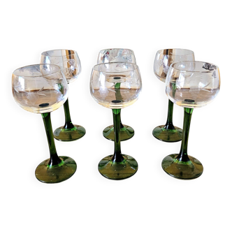 6 verres à vin d'Alsace au décor gravé (raisin), pied vert