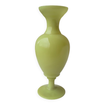 Vase en opaline jaune