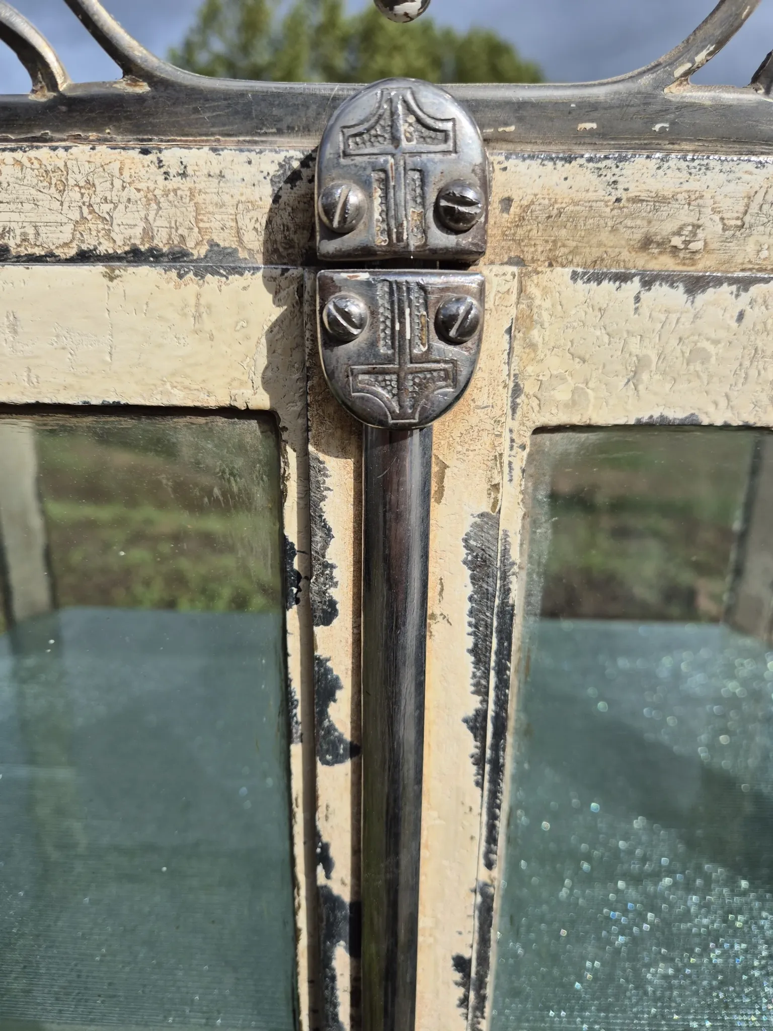 Ancienne vitrine de chirurgien