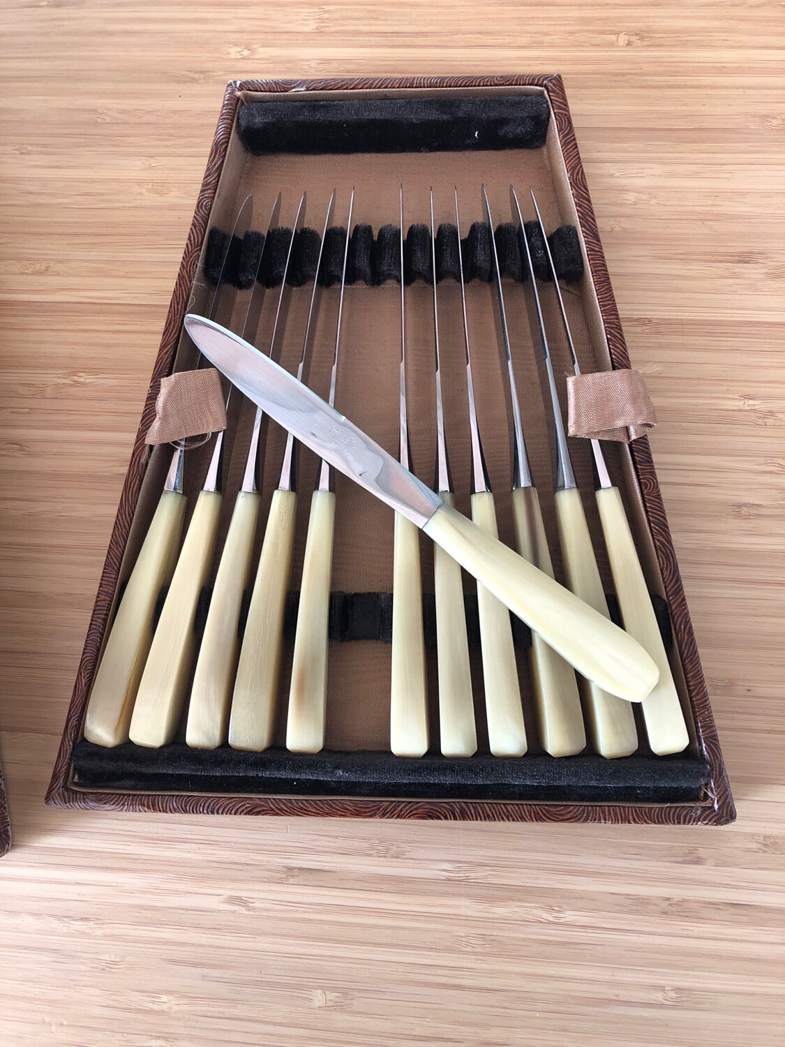 Lot de 24 couteaux manche en corne