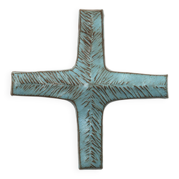Croix murale en céramique bleu pâle signée Amphora, années 70