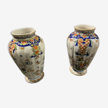 Paire de vases en porcelaine de Rouen