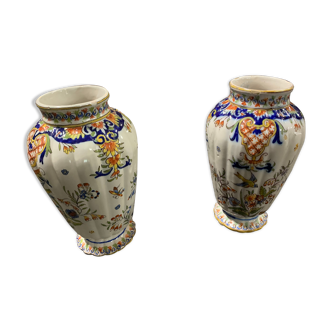 Paire de vases en porcelaine de Rouen