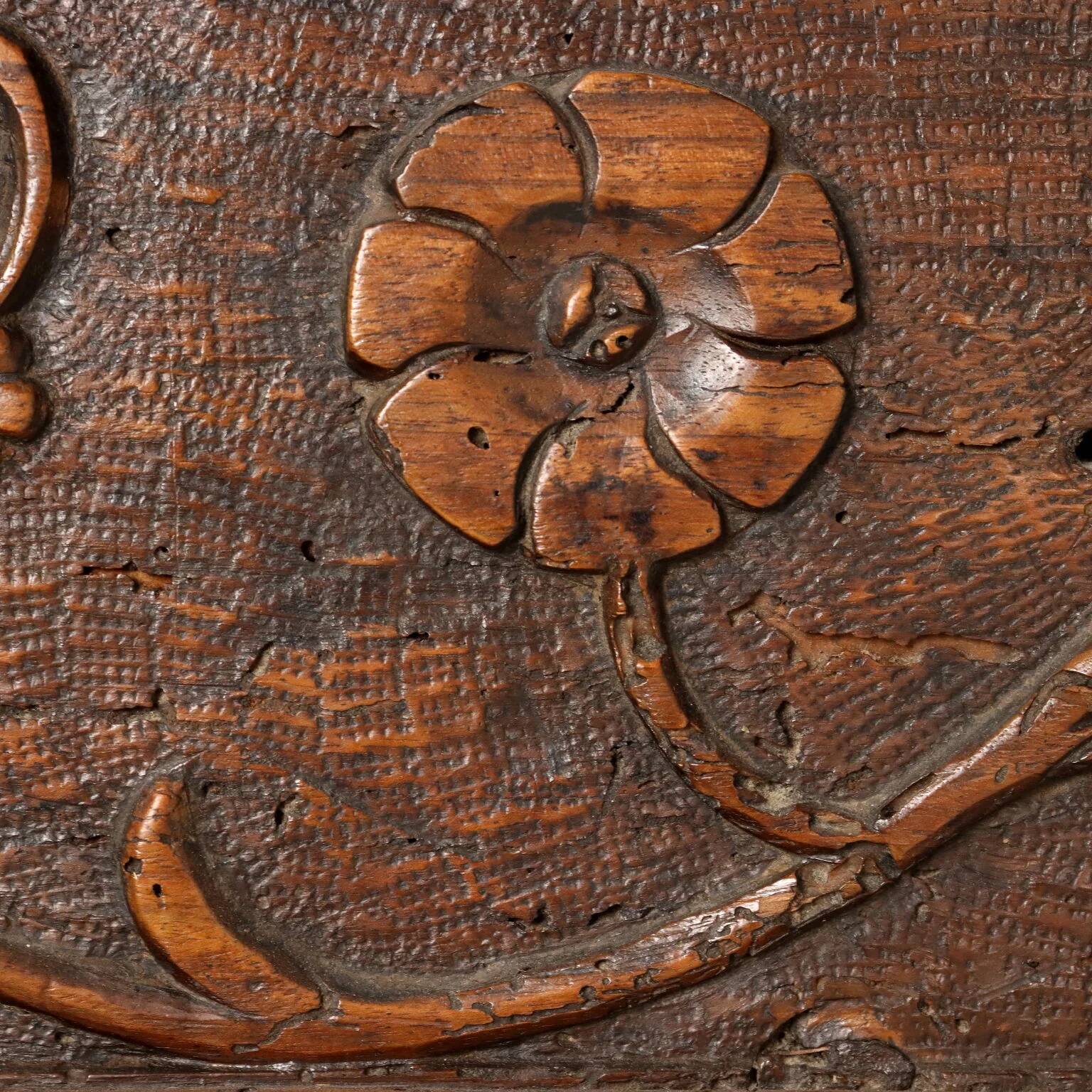 Antique baroque commode carved in walnut, 18th century.