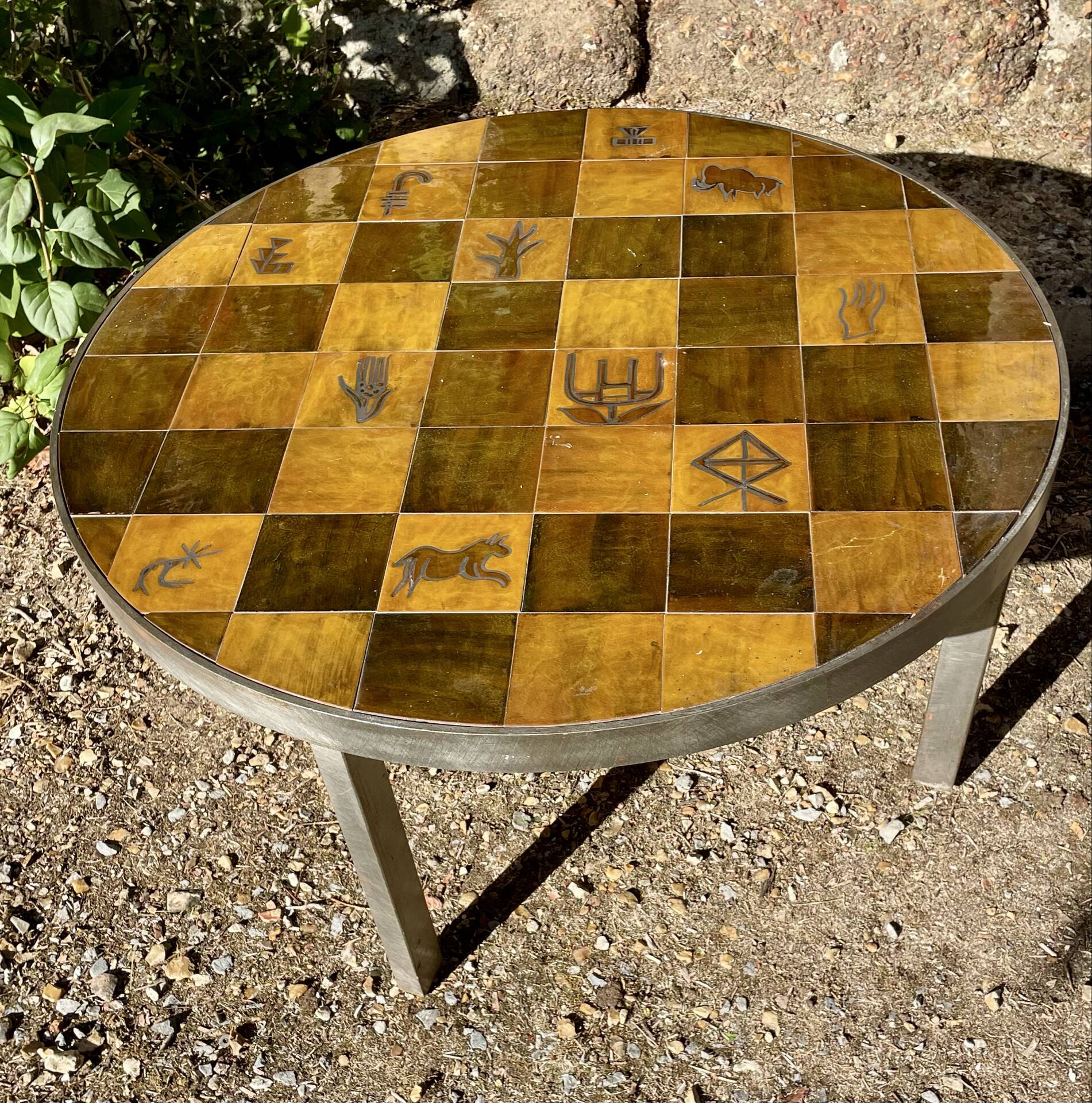 Circular coffee table