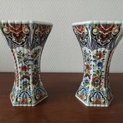 Paire de vases en faïence de Delft polychrome, Hollande, années 1960
