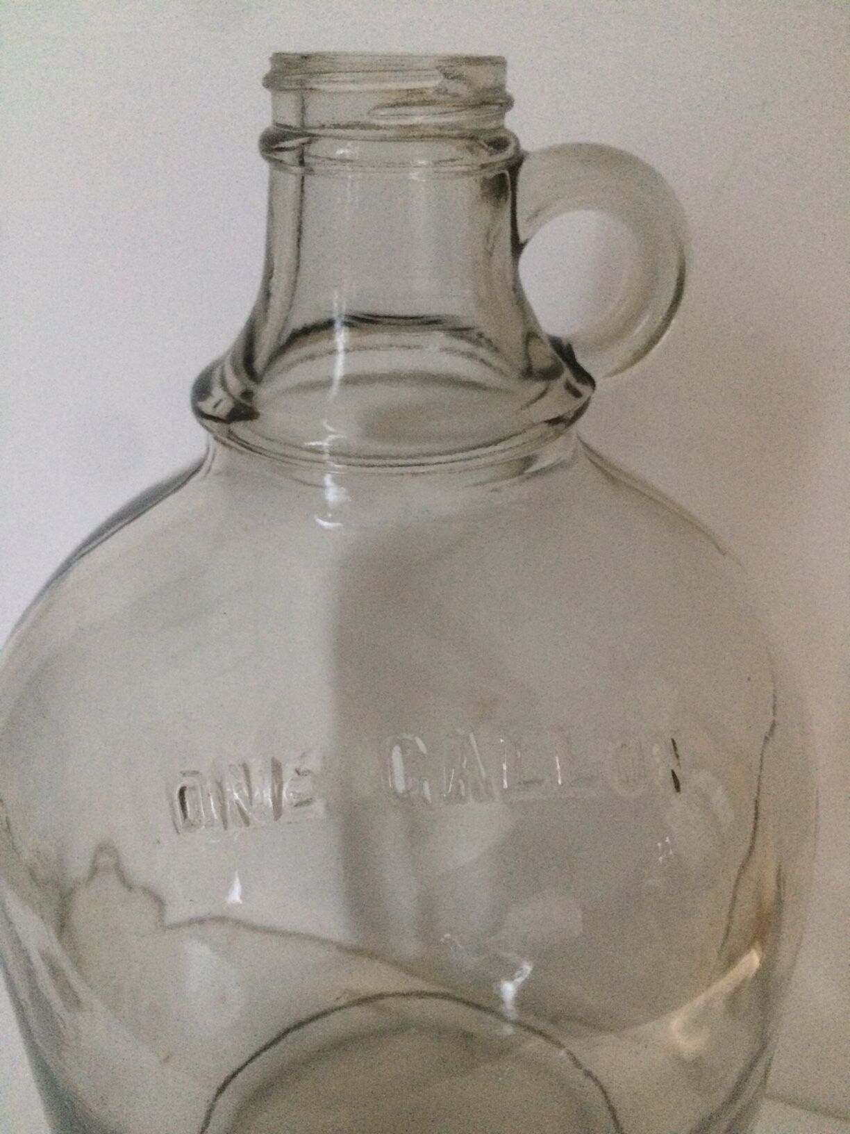 Cylinder transparent cylindrical demijohn of "one gallon"