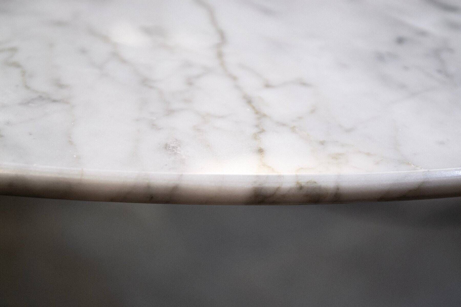 Oval Tulip coffee table with marble top by Eero Saarinen for Knoll International, 1980s.
