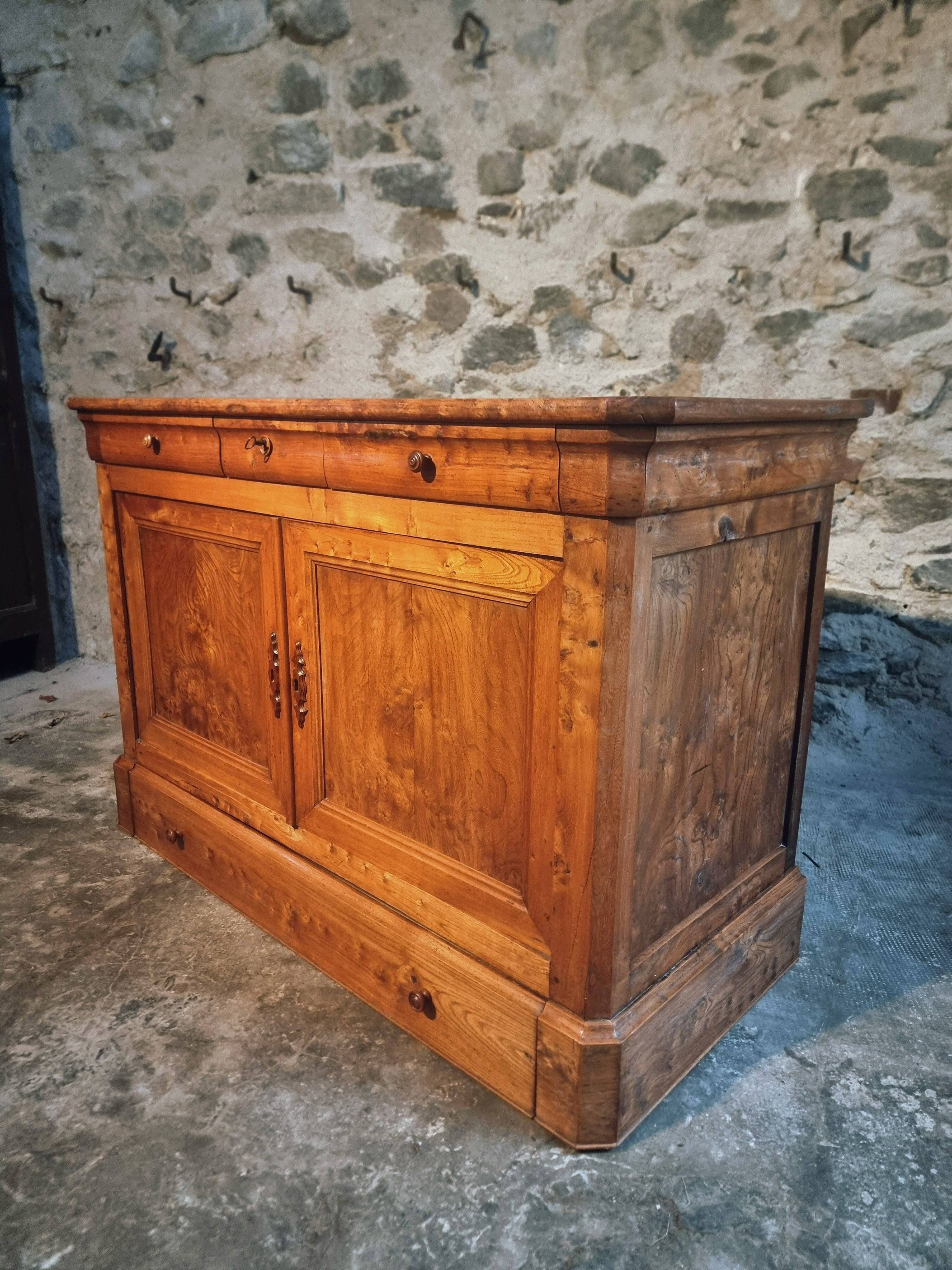 French buffet from the 19th century in elm with drawers – Louis Philippe period