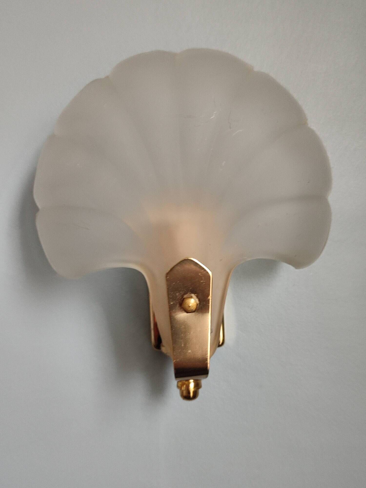Shell-shaped wall lamp in frosted glass and vintage brass