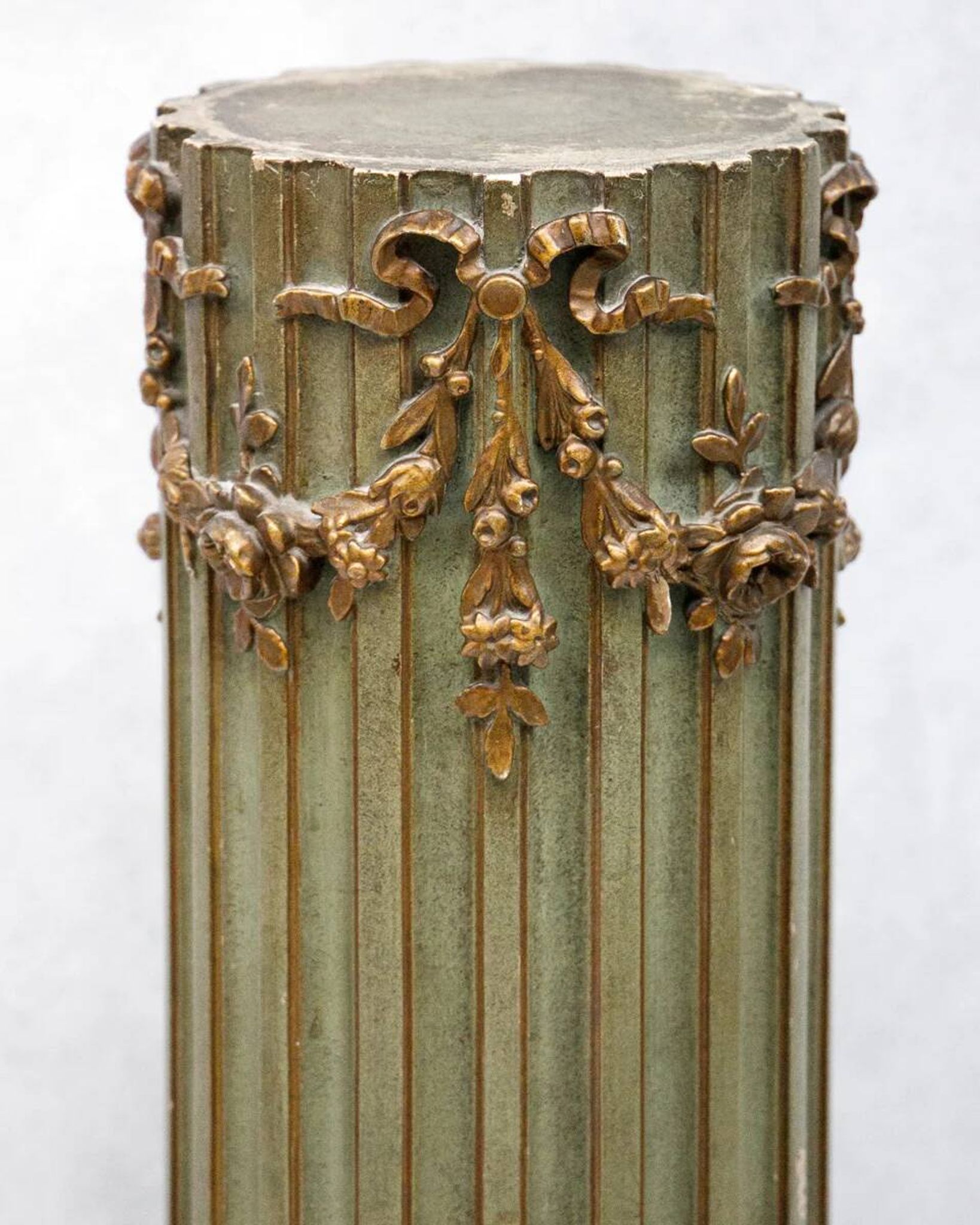 Colonne piédestal style Louis XVI vert olive