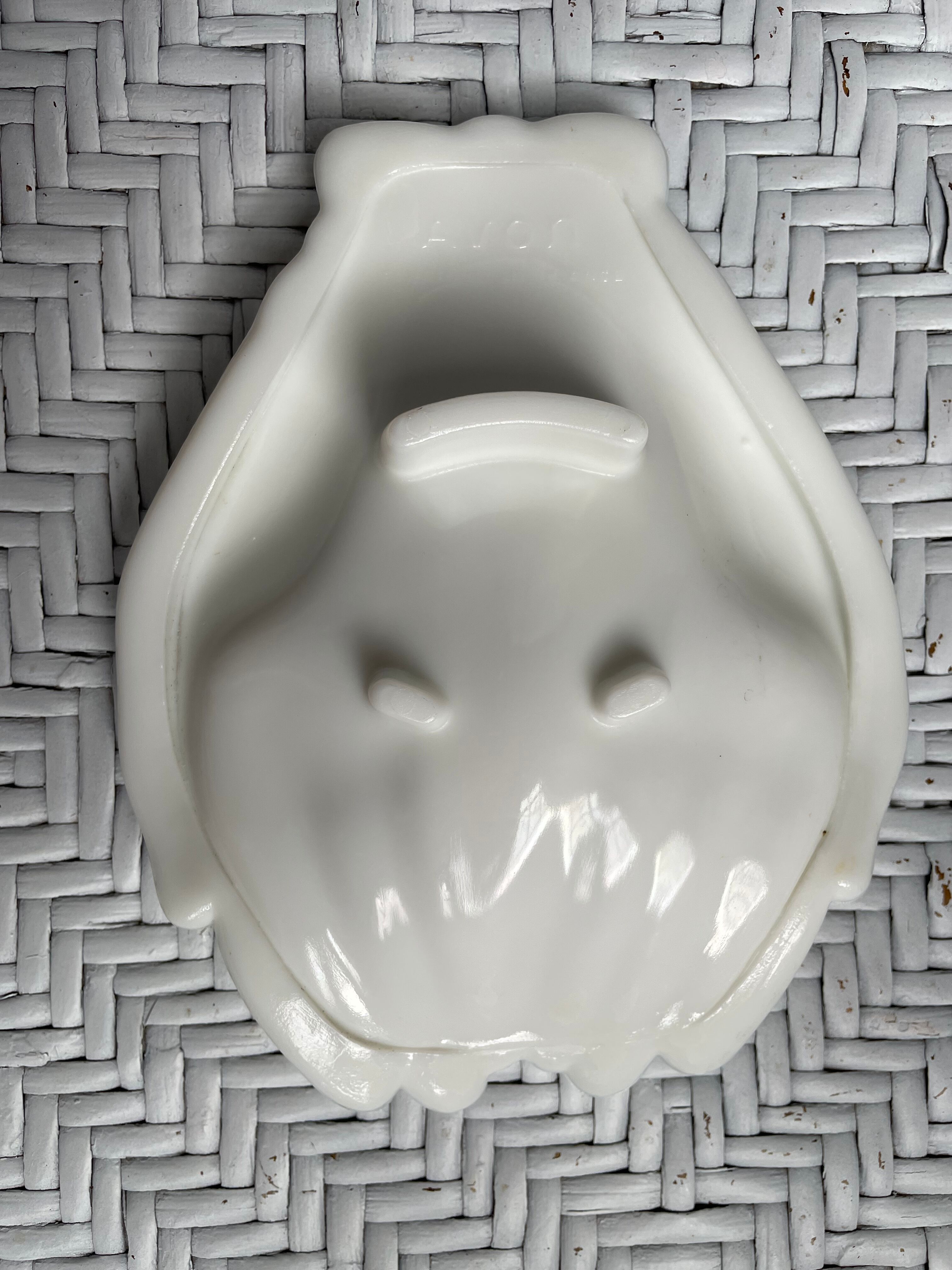 Empty pocket hands in opaline avon