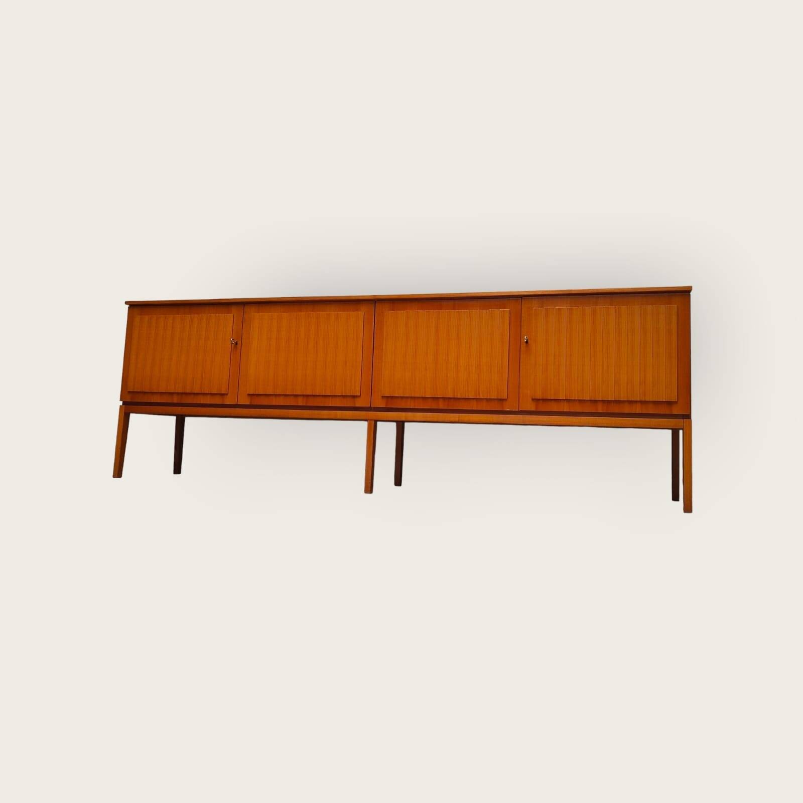 Buffet du milieu du siècle