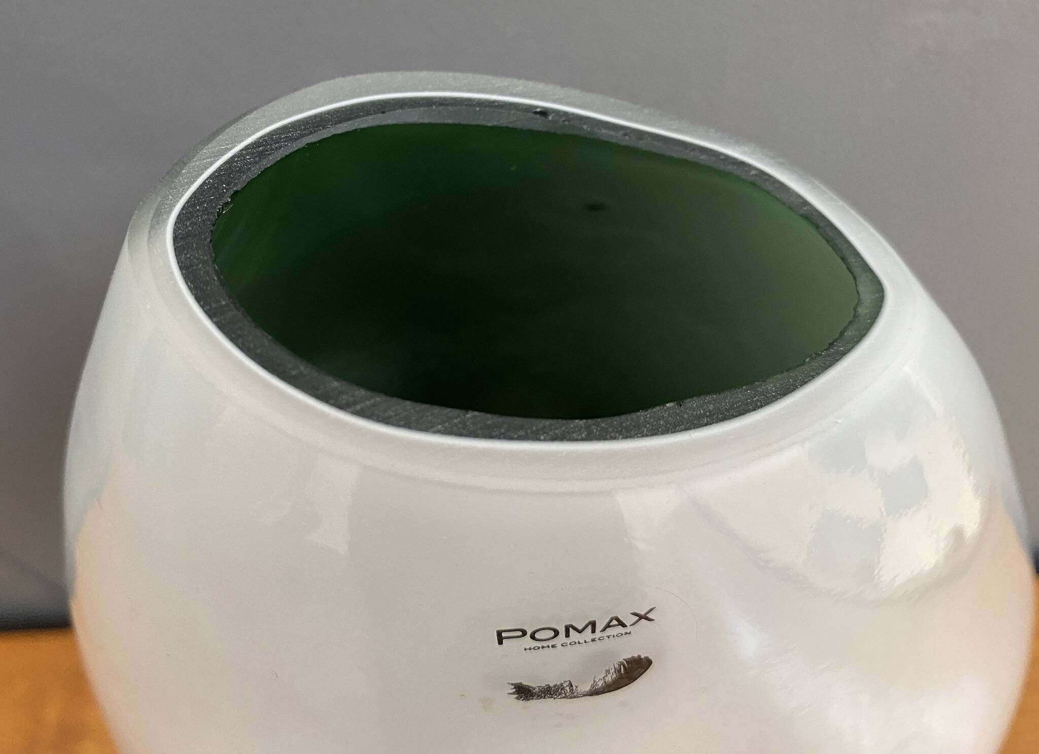 White and Green glass vase by Pomax Hom collection