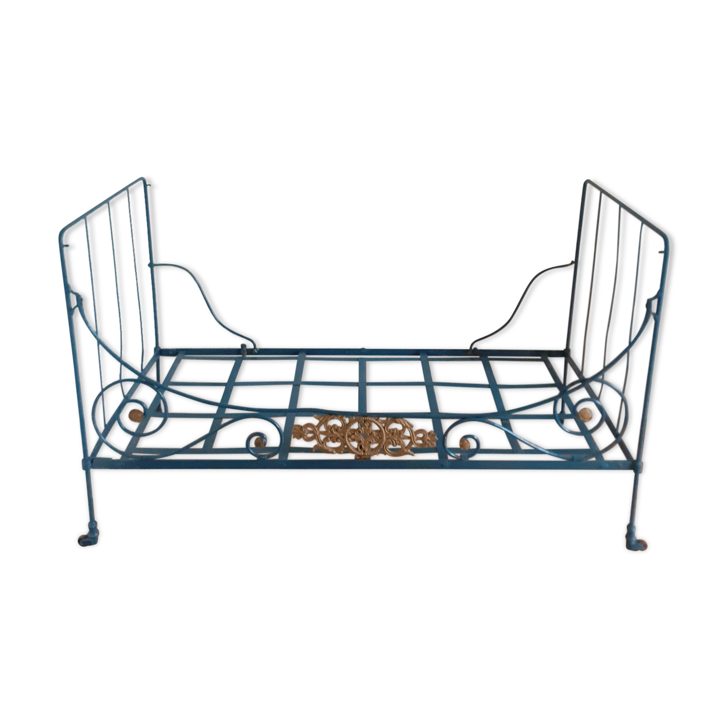 Wrought iron child bench bed