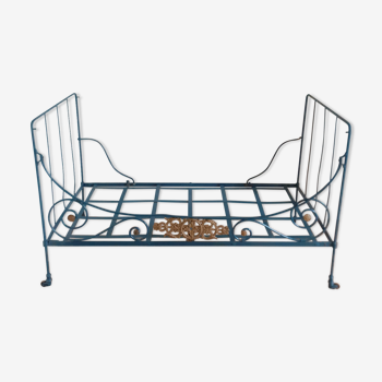 Wrought iron child bench bed