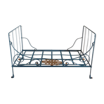 Wrought iron child bench bed