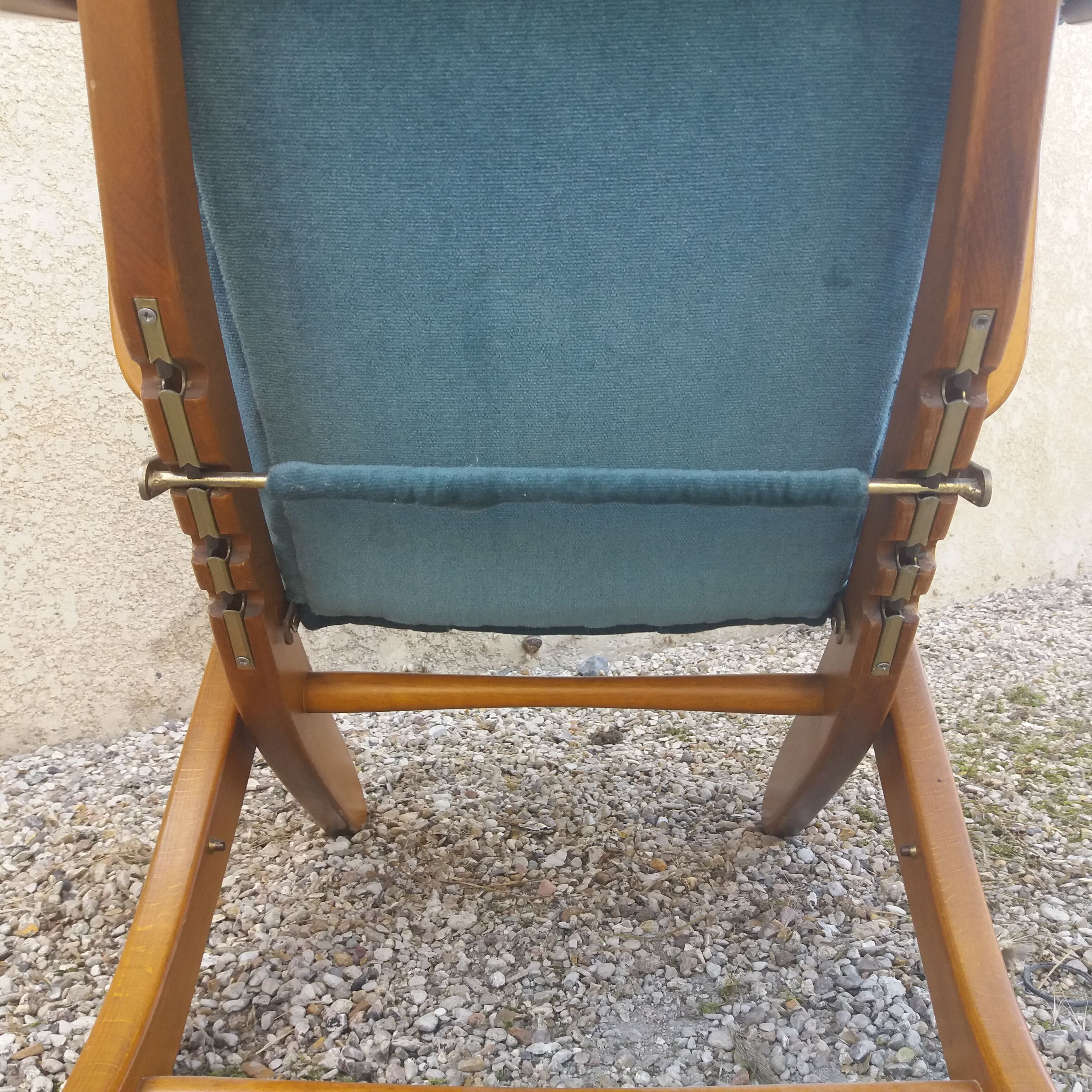 Velvet armchair and adjustable wood