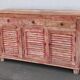 Buffet en bois avec reflets rouges