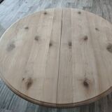 Round table with central leg