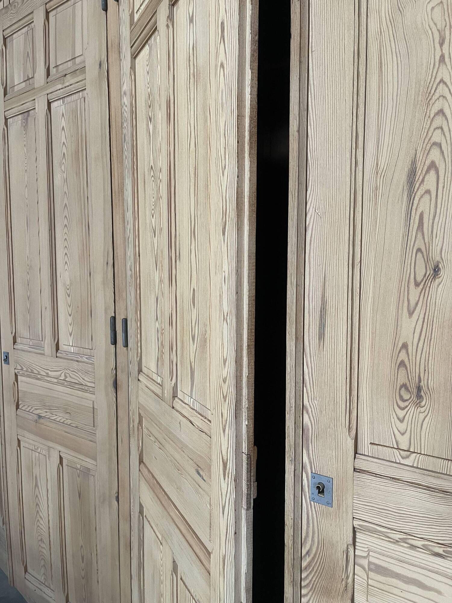 Ensemble placard 7m officine bois massif 10 portes 1950